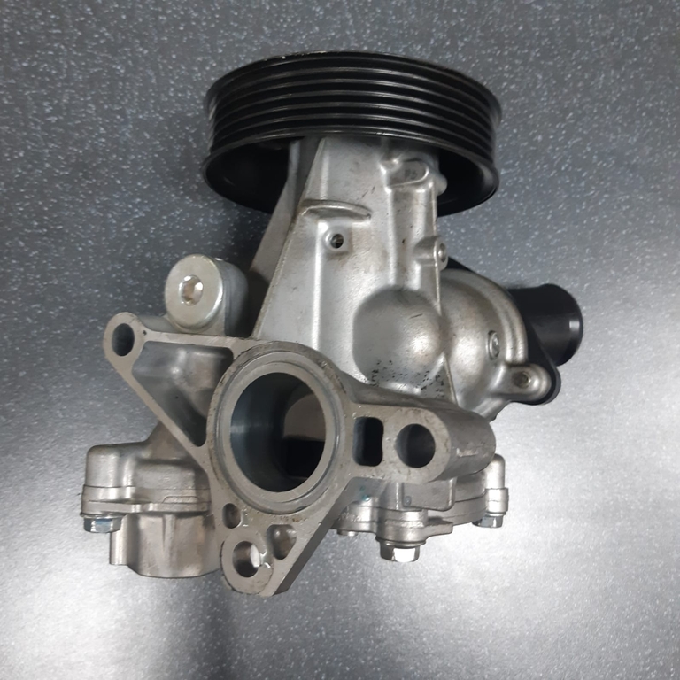 Помпа SUZUKI Grand Vitara TDA4W J24B 1740078892 (Контрактный)